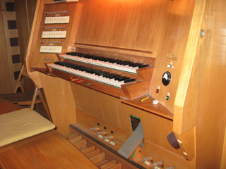 Spieltisch der Orgel